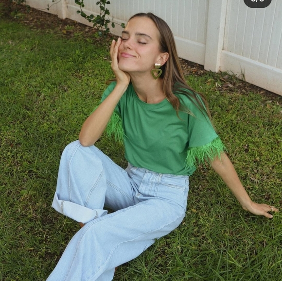 IF SHE LOVES Sunflower Basic t-shirt with ostrich Feathers in green. Size small - Picture 3 of 14